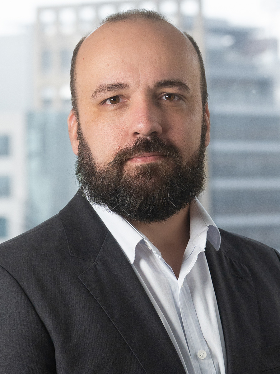Headshot of Eduardo Tavares