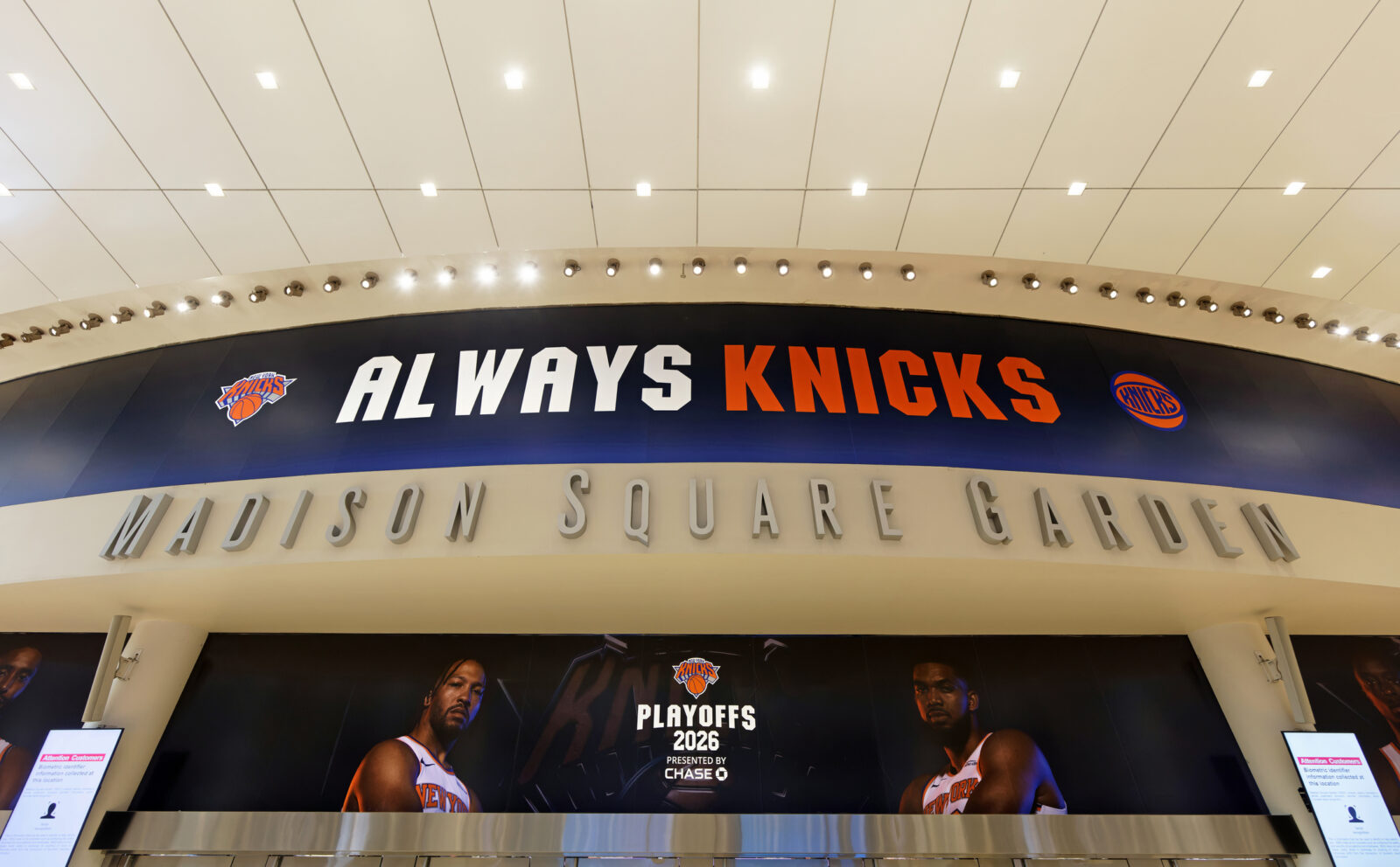 Knicks sign at Madison Square Garden